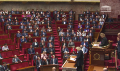 Motion de censure: l'année blanche inscrite dans le budget est une "année noire" (Le Pen)