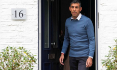 Le député conservateur britannique Rishi Sunak quitte son domicile à Londres