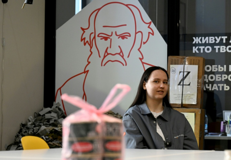 Aliona Oulianova, directrice de la fondation d'entraide Alt, lors d'un entretien avec l'AFP, le 20 avril 2026 à Pskov, en Russie ( AFP / Olga MALTSEVA )