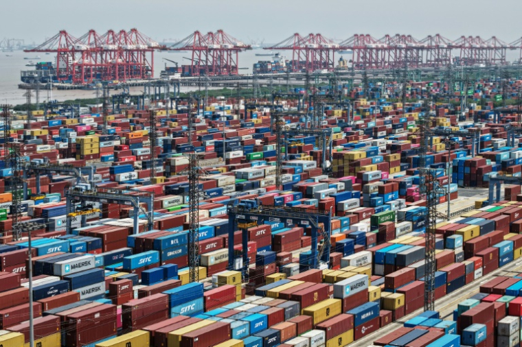 Des conteneurs dans le port de Shanghai, le 20 avril 2025 ( AFP / STR )
