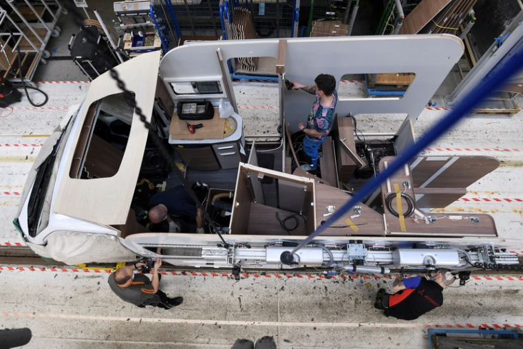 Photo d'archives: Des ouvriers assemblent un camping-car dans l'usine de Knaus-Tabbert AG à Jandelsbrunn