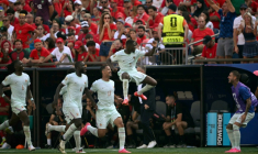 L'équipe de France, avec notamment un but d'Ousmane Dembélé (à droite) n'a laissé aucune chance au Maroc lors du quart de finale du Mondial conclu sur le score de 2-0 à Foxboro, le 9 juillet 2026  ( AFP / MAURO PIMENTEL )