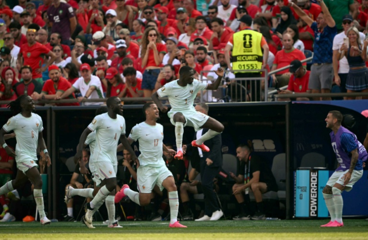 L'équipe de France, avec notamment un but d'Ousmane Dembélé (à droite) n'a laissé aucune chance au Maroc lors du quart de finale du Mondial conclu sur le score de 2-0 à Foxboro, le 9 juillet 2026  ( AFP / MAURO PIMENTEL )