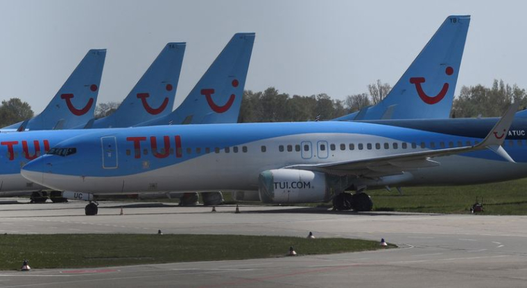 Des avions du voyagiste allemand Tui stationnés sur une piste à l'aéroport de Hanovre