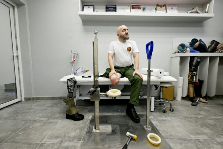 Dmitri, ex-membre du groupe paramilitaire russe Wagner connu sous le nom de code "Barmak", dans un atelier de prothèses de la région de Leningrad, le 22 janvier 2026 en Russie ( AFP / Olga MALTSEVA )