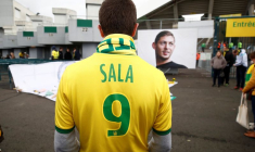 Un supporter portant un maillot d'Emiliano Sala devant le stade de la Beaujoire à Nantes
