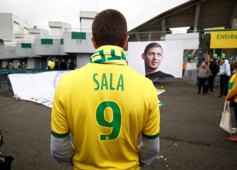 Un supporter portant un maillot d'Emiliano Sala devant le stade de la Beaujoire à Nantes