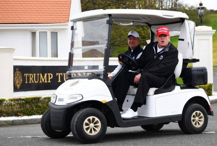 L'ancien président américain Donald Trump au volant d'une voiturette sur les parcours du golf Trump Turnberry, à Turnberry ,sur la côte ouest de l'Écosse, le 2 mai 2023 ( AFP / ANDY BUCHANAN )