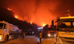 Les pompiers et des habitants tentent d'éteindre le feu dans une zone forestière du district de Gürsu, au nord-ouest de la Turquie, le 27 juillet ( AFP / ONUR YURTSEVER )
