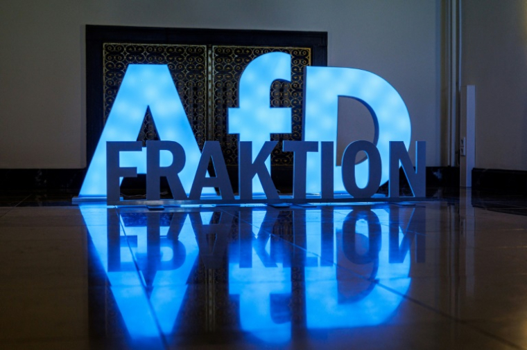 Le logo du parti Alternative pour l'Allemagne (AfD, extrême droite) au parlement du Land de Thuringe à Erfurt, dans l'est de l'Allemagne, le 16 septembre 2025 ( AFP / JENS SCHLUETER )
