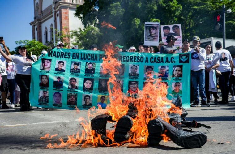 Des manifestants brûlent une effigie du gouverneur sortant de l'Etat mexicain de Sinaloa, Rubén Rocha Moya, lors d'une manifestation contre la violence des narcotrafiquants, le 13 septembre 2026 à Culiacan ( AFP / Jesus Verdugo )