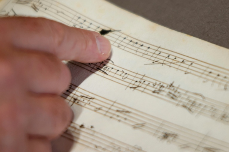 Un cahier de composition de Wolfgang Amadeus Mozart, manuscrit autographe comprenant sept pièces pour harpe et flûte, à la Bibliothèque nationale de France (BnF), à Paris  le 15 juin 2026 ( AFP / Kenzo TRIBOUILLARD )