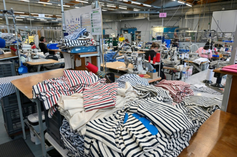 Des employées dans l'atelier de l'usine Saint-James, dans la Manche, le 22 mai 2025 ( AFP / Damien MEYER )
