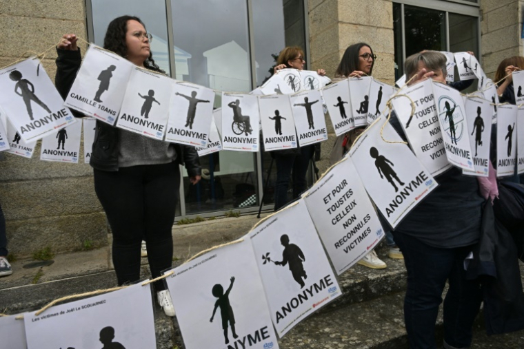 Des victimes et proches de victimes de Joël Le Scouarnec manifestent devant le tribunal de Vannes, dans le Morbihan, le 28 mai 2025 ( AFP / DAMIEN MEYER )