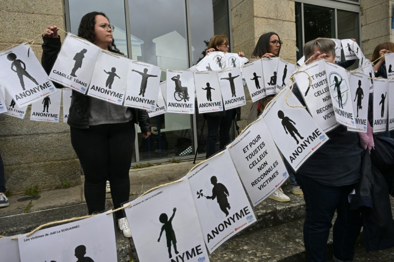 Des victimes et proches de victimes de Joël Le Scouarnec manifestent devant le tribunal de Vannes, dans le Morbihan, le 28 mai 2025 ( AFP / DAMIEN MEYER )