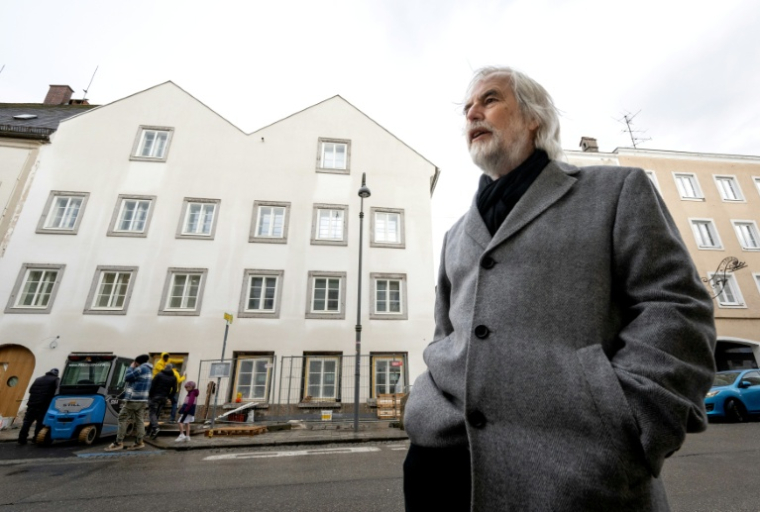 Ludwig Laher, écrivain et membre du Comité Mauthausen Autriche, une association de rescapés du camp de concentration lors d'un entretien avec l'AFP devant la maison natale d'Adolf Hitler transformée en commissariat de police, le 17 février 2026 à Braunau-am-Inn, dans le nord de l'Autriche  ( AFP / Joe Klamar )