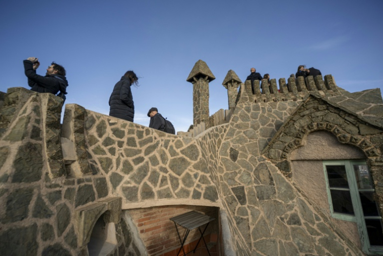 Des visiteurs sur le toit de Bellesguard, la Casa Figueras, une création de l'architecte Antoni Gaudi, à Barcelone, le 28 janvier 2026 ( AFP / Manaure QUINTERO )