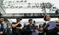 Des membres du corps enseignant participent à une conférence de presse au lycée Paul-Éluard de Saint-Denis, le 16 octobre 2026, pour dénoncer des violences policières survenues lla veille ors du blocage de l'établissement, en Seine-Saint-Denis ( AFP / Anne-Christine POUJOULAT )