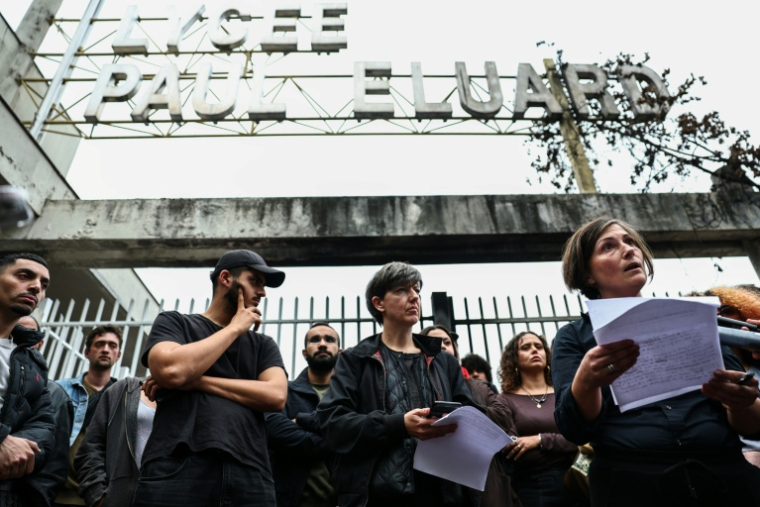 Des membres du corps enseignant participent à une conférence de presse au lycée Paul-Éluard de Saint-Denis, le 16 octobre 2026, pour dénoncer des violences policières survenues lla veille ors du blocage de l'établissement, en Seine-Saint-Denis ( AFP / Anne-Christine POUJOULAT )