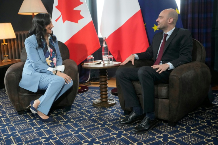 La ministre canadienne des Affaires étrangères Anita Anand et son homologue français Jean-Noël Barrot, lors d'un entretien, en marge d'une réunion du Groupe G7 à l'abbaye de Vaux-de-Cernay, à Cernay-la-Ville, près de Paris, le 26 mars 2026  ( POOL / Michel Euler )