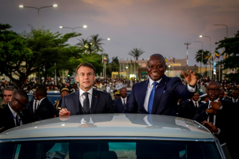 Le président français Emmanuel Macron et son homologue gabonais Brice Oligui Nguema saluent la foule à Libreville le 23 novembre 2025 ( AFP / Ludovic MARIN )