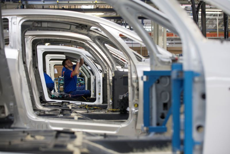 Un employé travaille à l'usine du constructeur automobile Renault à Dieppe