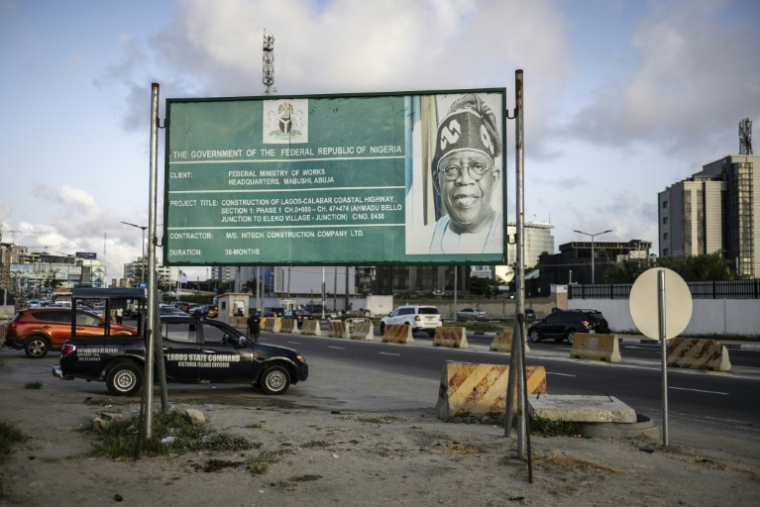 Un panneau d'affichage annonce la construction de l'autoroute côtière Lagos-Calabar à Lagos, le 17 avril 2026. ( AFP / OLYMPIA DE MAISMONT )