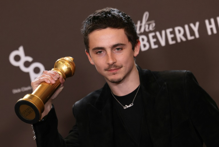 L'acteur franco-américain Timothée Chalamet pose avec le prix du meilleur acteur dans une comédie pour "Marty Supreme" lors de la 83e cérémonie des Golden Globes à Beverly Hills, en Californie, le 11 janvier 2026 ( AFP / Etienne Laurent )