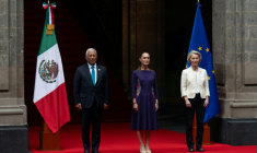 La présidente du Mexique, Claudia Sheinbaum (au centre), le président du Conseil européen, Antonio Costa (à gauche), et la présidente de la Commission européenne, Ursula von der Leyen, au Palais national, à Mexico, le 22 mai 2026 ( AFP / Gerardo Luna )