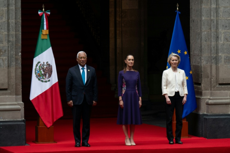 La présidente du Mexique, Claudia Sheinbaum (au centre), le président du Conseil européen, Antonio Costa (à gauche), et la présidente de la Commission européenne, Ursula von der Leyen, au Palais national, à Mexico, le 22 mai 2026 ( AFP / Gerardo Luna )