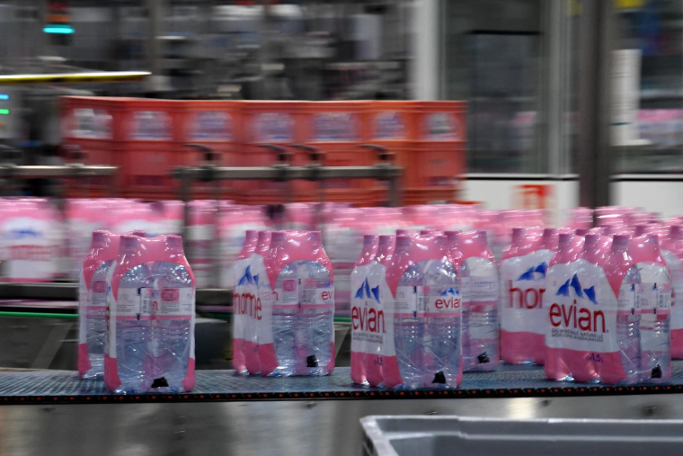 "Toutes les eaux ne se valent pas", a lancé le directeur de Danone France, au sujet de ses produits dont la marque Evian ( AFP / JEAN-PIERRE CLATOT )