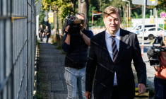 Le député allemand d'extrême droite Maximilian Krah, arrive au tribunal régional de Dresde, le 3 septembre 2025, pour témoigner dans le procès de deux espions présumés pour la Chine, dont un ex-collaborateur ( AFP / JENS SCHLUETER )