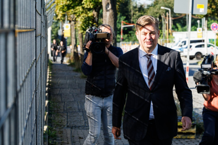 Le député allemand d'extrême droite Maximilian Krah, arrive au tribunal régional de Dresde, le 3 septembre 2025, pour témoigner dans le procès de deux espions présumés pour la Chine, dont un ex-collaborateur ( AFP / JENS SCHLUETER )