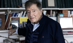 Le professeur Etienne-Emile Baulieu, dans son bureau à l'hôpital de Kremlin-Bicêtre, le 17 mars 2023 ( AFP / JOEL SAGET )
