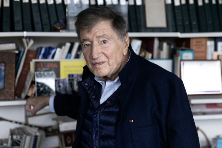 Le professeur Etienne-Emile Baulieu, dans son bureau à l'hôpital de Kremlin-Bicêtre, le 17 mars 2023 ( AFP / JOEL SAGET )