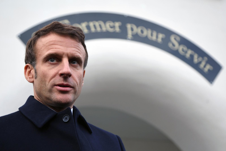 Emmanuel Macron lors d'une visite à l'école de gendarmerie de Longvic le 25 novembre 2022 ( POOL / Christophe PETIT TESSON )