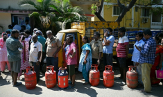 Des Indiens attendent la distribution de bonbonnes de gaz pour une utilisation domestique, à Chennai, le 11 mars 2026, dont la guerre au Moyen-Orient a perturbé les importations  ( AFP / R. Satish BABU )