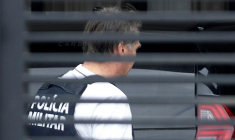 Photo diffusée par Metropoles montrant l'ancien président brésilien Jair Bolsonaro arrivant à son domicile vêtu d'un gilet pare-balles après sa sortie de l'hôpital DF Star, le 27 mars 2026 à Brasilia ( Metropoles / Vinicius Schmidt )