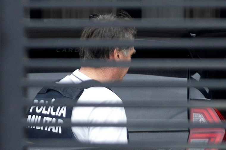 Photo diffusée par Metropoles montrant l'ancien président brésilien Jair Bolsonaro arrivant à son domicile vêtu d'un gilet pare-balles après sa sortie de l'hôpital DF Star, le 27 mars 2026 à Brasilia ( Metropoles / Vinicius Schmidt )