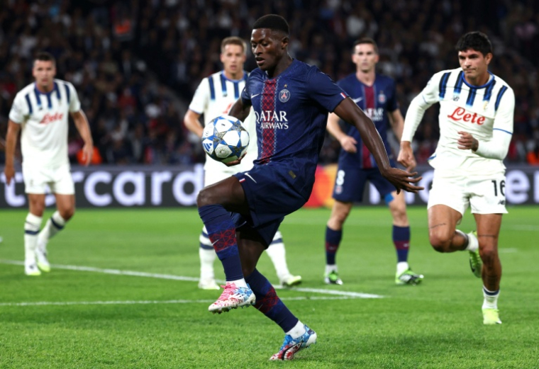 Le défenseur portugais du Paris Saint-Germain Nuno Mendes (au centre) lors du match de Ligue des champions contre l'Atalanta Bergame au Parc des Princes, le 17 septembre 2025  ( AFP / FRANCK FIFE )