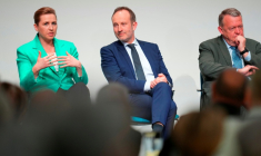 Mette Frederiksen (G), Martin Lidegaard (C) et Lars Loekke Rasmussen (D) assistent à un débat le 25 mars 2026 à Copenhague ( Ritzau Scanpix / Liselotte Sabroe )