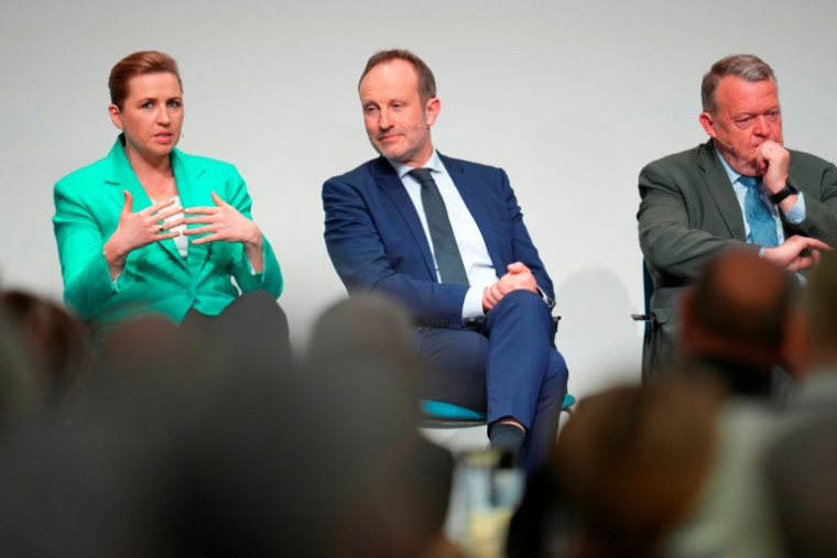 Mette Frederiksen (G), Martin Lidegaard (C) et Lars Loekke Rasmussen (D) assistent à un débat le 25 mars 2026 à Copenhague ( Ritzau Scanpix / Liselotte Sabroe )