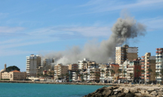 Nuage de fumée après une frappe aérienne israélienne visant la banlieue est de la ville de Tyr, dans le sud du Liban, le 24 mars 20224 ( AFP / Kawnat HAJU )