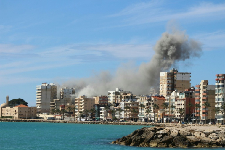 Nuage de fumée après une frappe aérienne israélienne visant la banlieue est de la ville de Tyr, dans le sud du Liban, le 24 mars 20224 ( AFP / Kawnat HAJU )