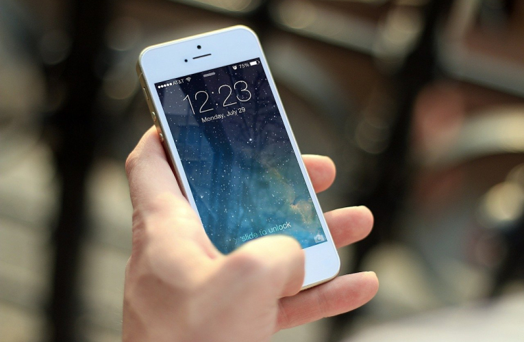 Le coût moyen d'un forfait mobile s'élève à 1,34 euros en ce mois de juillet 2024. (illustration) (JESHOOTS-com / Pixabay)