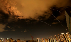 Des traînées de roquettes dans le ciel au-dessus de la ville côtière israélienne de Netanya, lors d'une nouvelle salve d'attaques de missiles iraniens, le 25 mars 2026 ( AFP / JACK GUEZ )