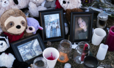 Les habitants de Tumbler Ridge au Canada ont déposé fleurs, bougies et photos en l'honneur des jeunes victimes de la tuerie du 10 février 2026 ( AFP / Paige Taylor White )