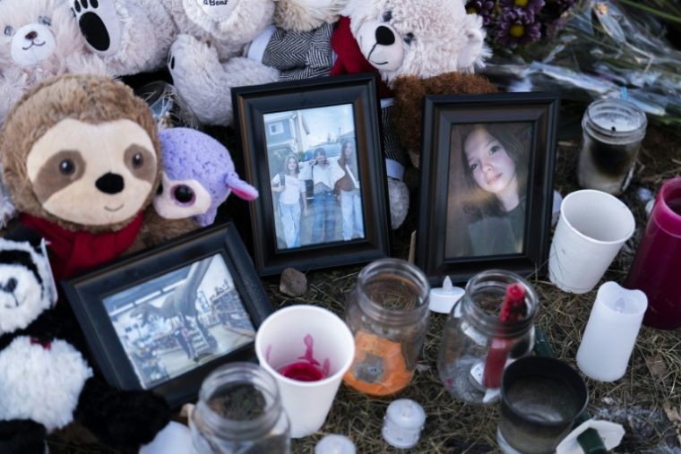 Les habitants de Tumbler Ridge au Canada ont déposé fleurs, bougies et photos en l'honneur des jeunes victimes de la tuerie du 10 février 2026 ( AFP / Paige Taylor White )