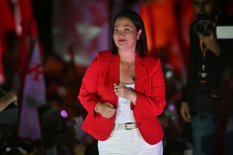 La candidate de droite à la présidentielle Keiko Fujimori, danse lors de son dernier rassemblement de campagne à Lima, le 4 juin 2026 ( AFP / MARTIN BERNETTI )