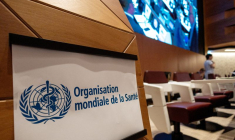 Vue d'un logo de l'OMS lors de la 77e Assemblée mondiale de la Santé